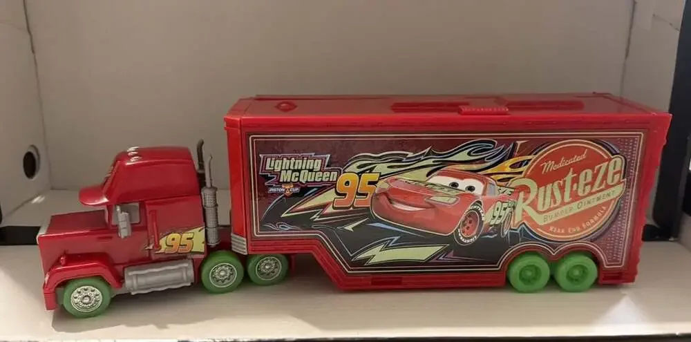 Disney Pixar Cars Lightning McQueenGlow Racer Transforming Mack Hauler Rust-eze